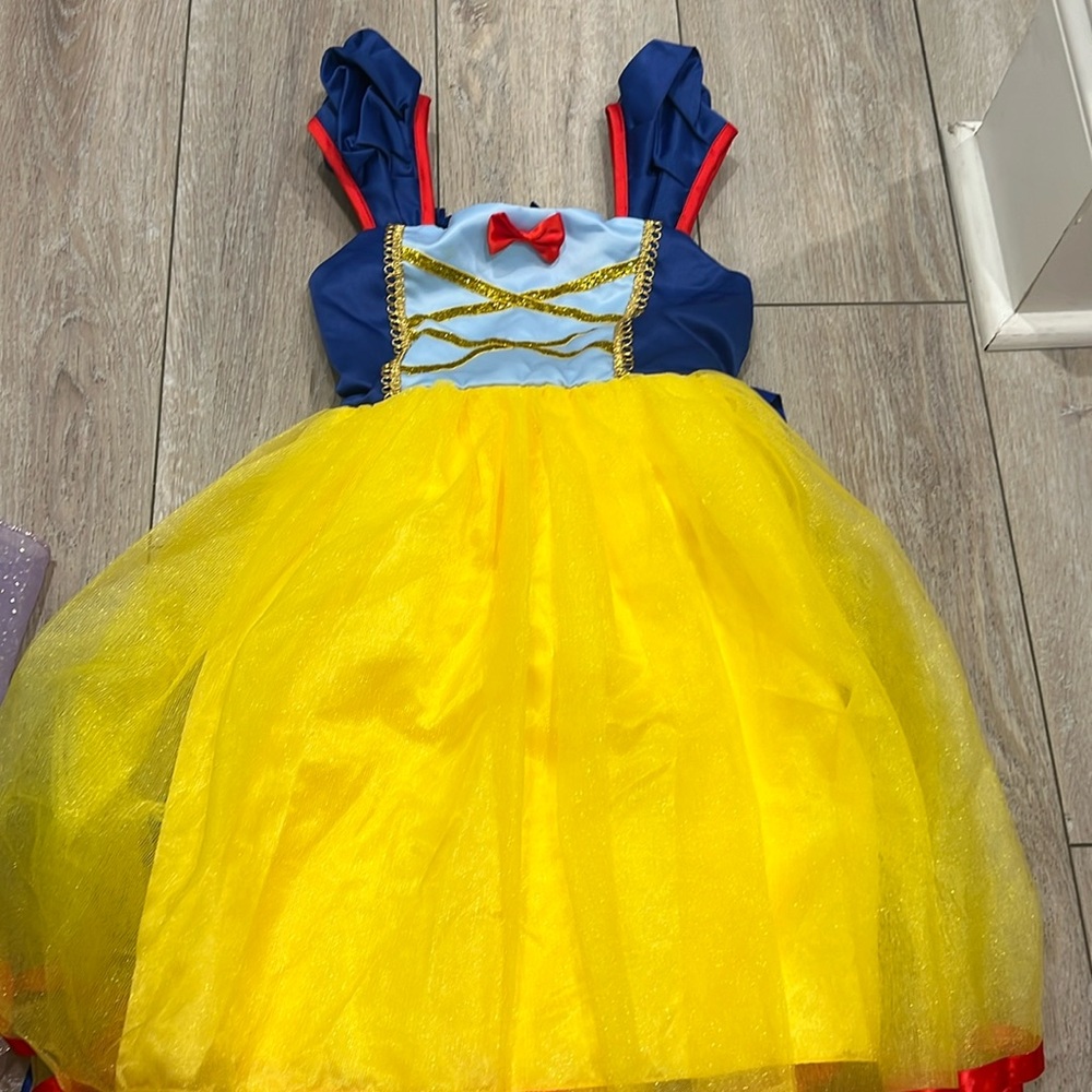 Snow White costume size 6-7/ says 140.